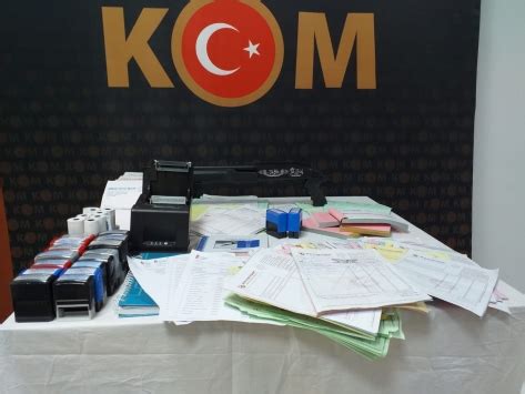 İ­z­m­i­r­­d­e­k­i­ ­n­a­y­l­o­n­ ­f­a­t­u­r­a­ ­o­p­e­r­a­s­y­o­n­u­n­d­a­ ­4­ ­ş­ü­p­h­e­l­i­ ­y­a­k­a­l­a­n­d­ı­